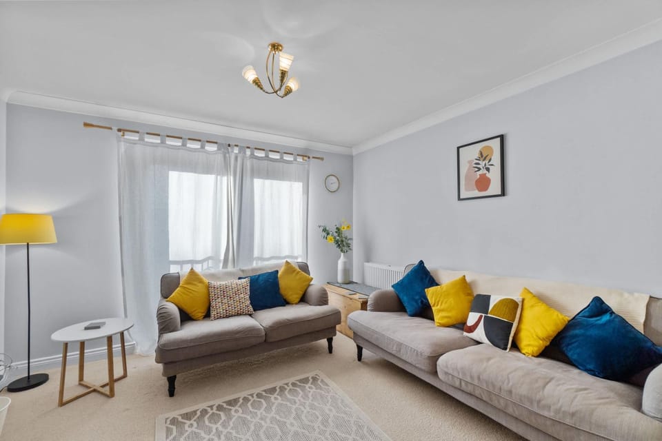 Bright & Spacious 3 Bedroom Home in Central Exeter House in Exeter