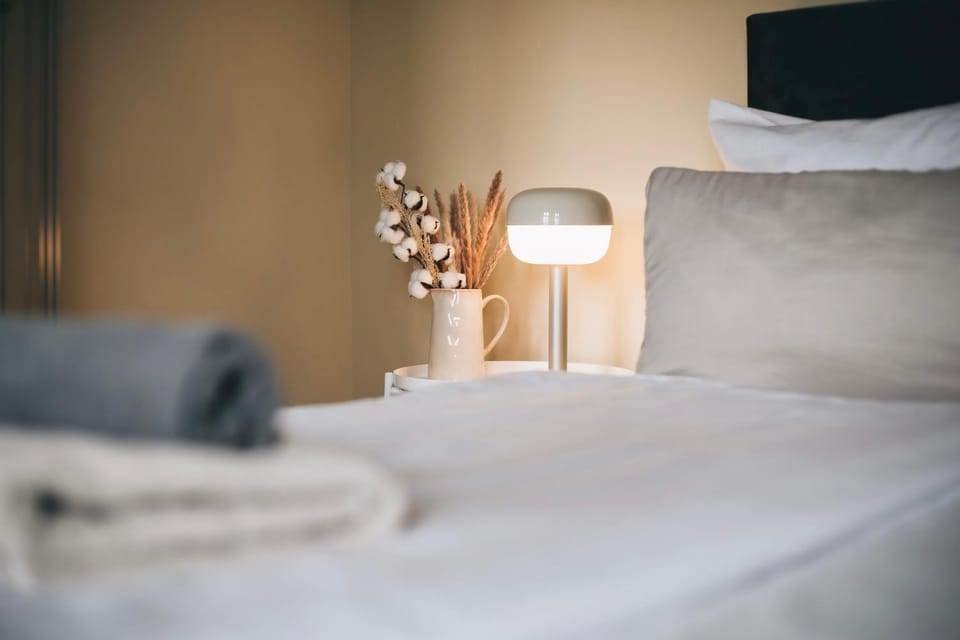 Bed, Bedroom, towels