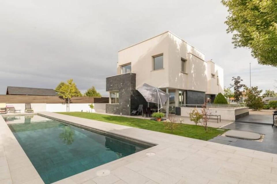 Garden, Garden view, Pool view, Swimming pool, sunbed