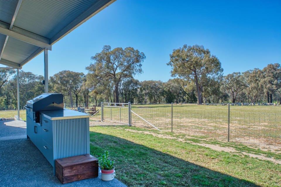 Kangarooby Cottage - A Peaceful Off-grid Escape House in Cowra