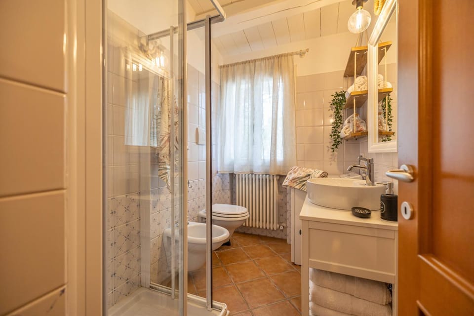 Shower, Toilet, Bathroom, bidet, towels