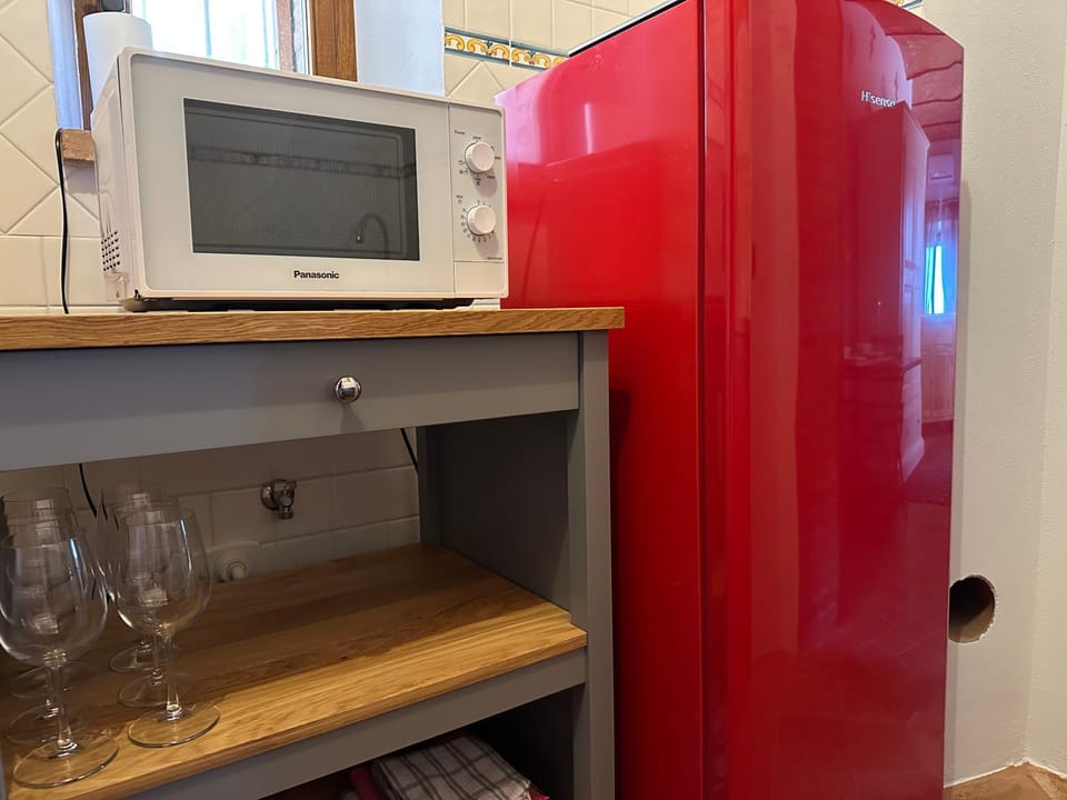 Kitchen or kitchenette, minibar