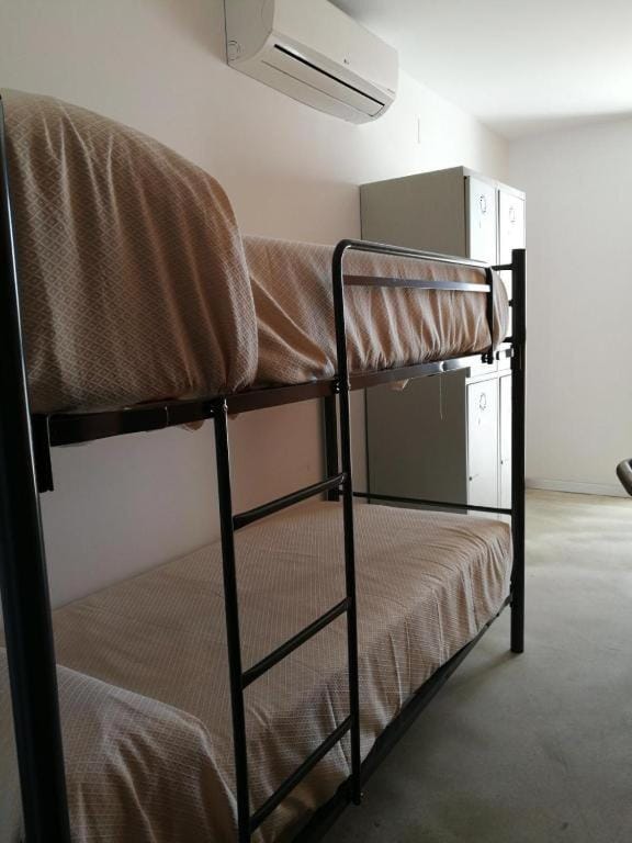 Bed, Photo of the whole room, Bedroom, bunk bed, air conditioner