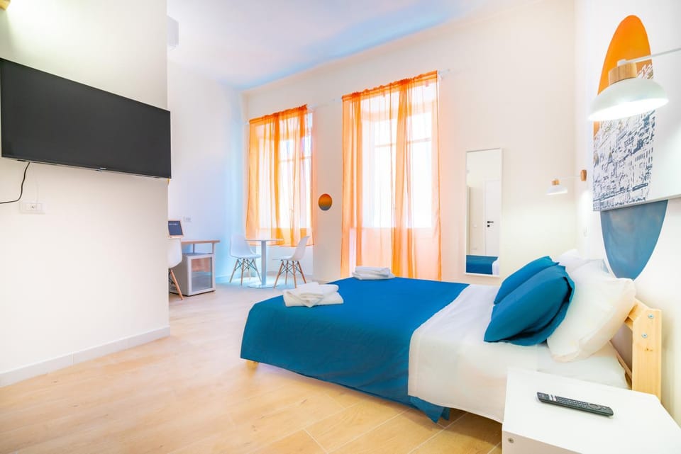 Bed, TV and multimedia, Photo of the whole room, Seating area, Evening entertainment, Bedroom