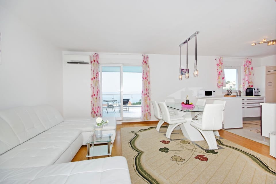 Living room, Seating area, Dining area