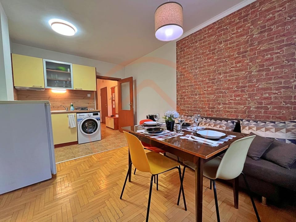 Kitchen or kitchenette, Living room, Seating area, Dining area