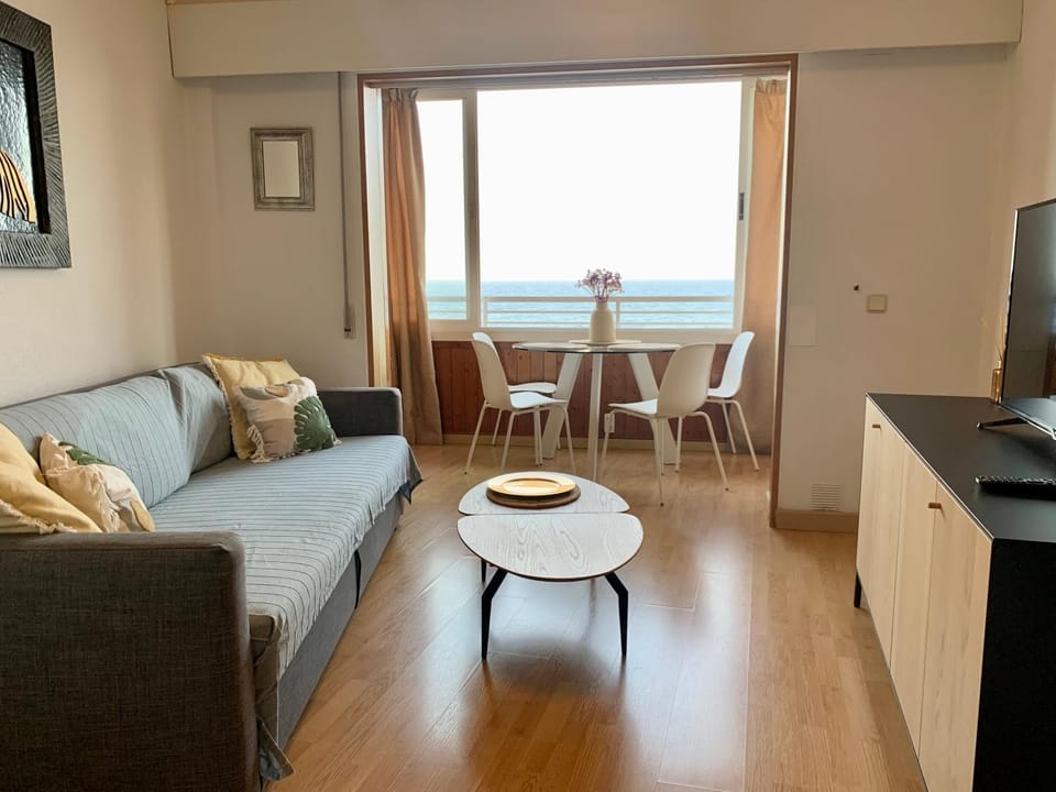 Communal lounge/ TV room, TV and multimedia, Living room, Seating area, Sea view