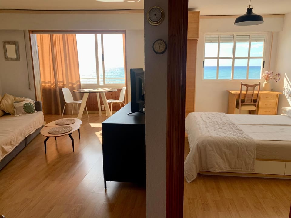 Communal lounge/ TV room, Bed, TV and multimedia, Living room, Photo of the whole room, Seating area, Bedroom, Sea view