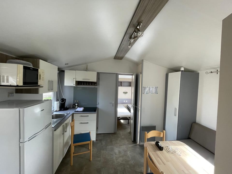 Dining area, kitchen