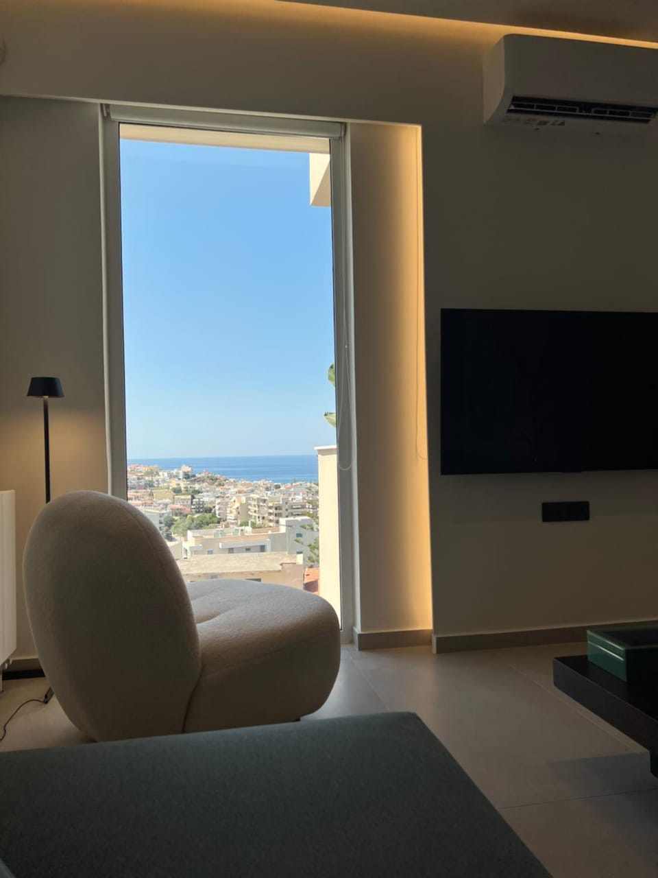 Communal lounge/ TV room, Natural landscape, TV and multimedia, Decorative detail, Seating area, Evening entertainment, Sea view