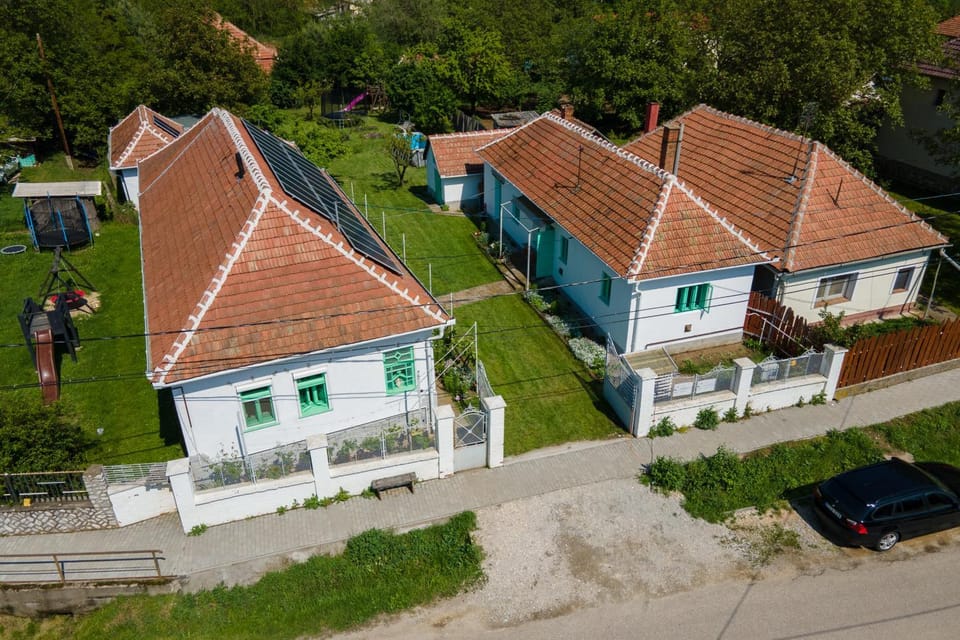 Property building, Day, Neighbourhood, Bird's eye view, Street view, Location, Parking