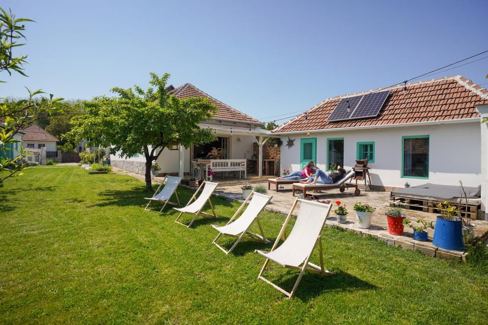 Property building, Patio, Spring, Day, Natural landscape, Garden, Balcony/Terrace, Garden view, sunbed
