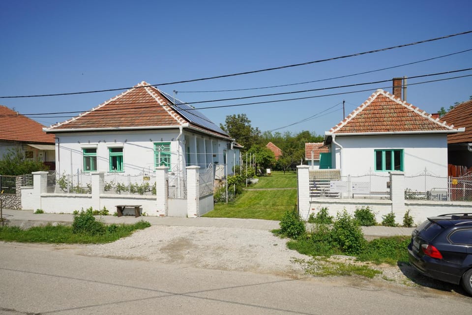 Property building, Day, Neighbourhood, Street view, Parking