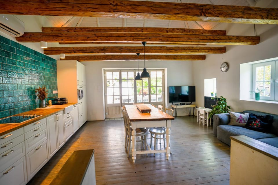 Communal lounge/ TV room, TV and multimedia, Kitchen or kitchenette, Living room, Dining area
