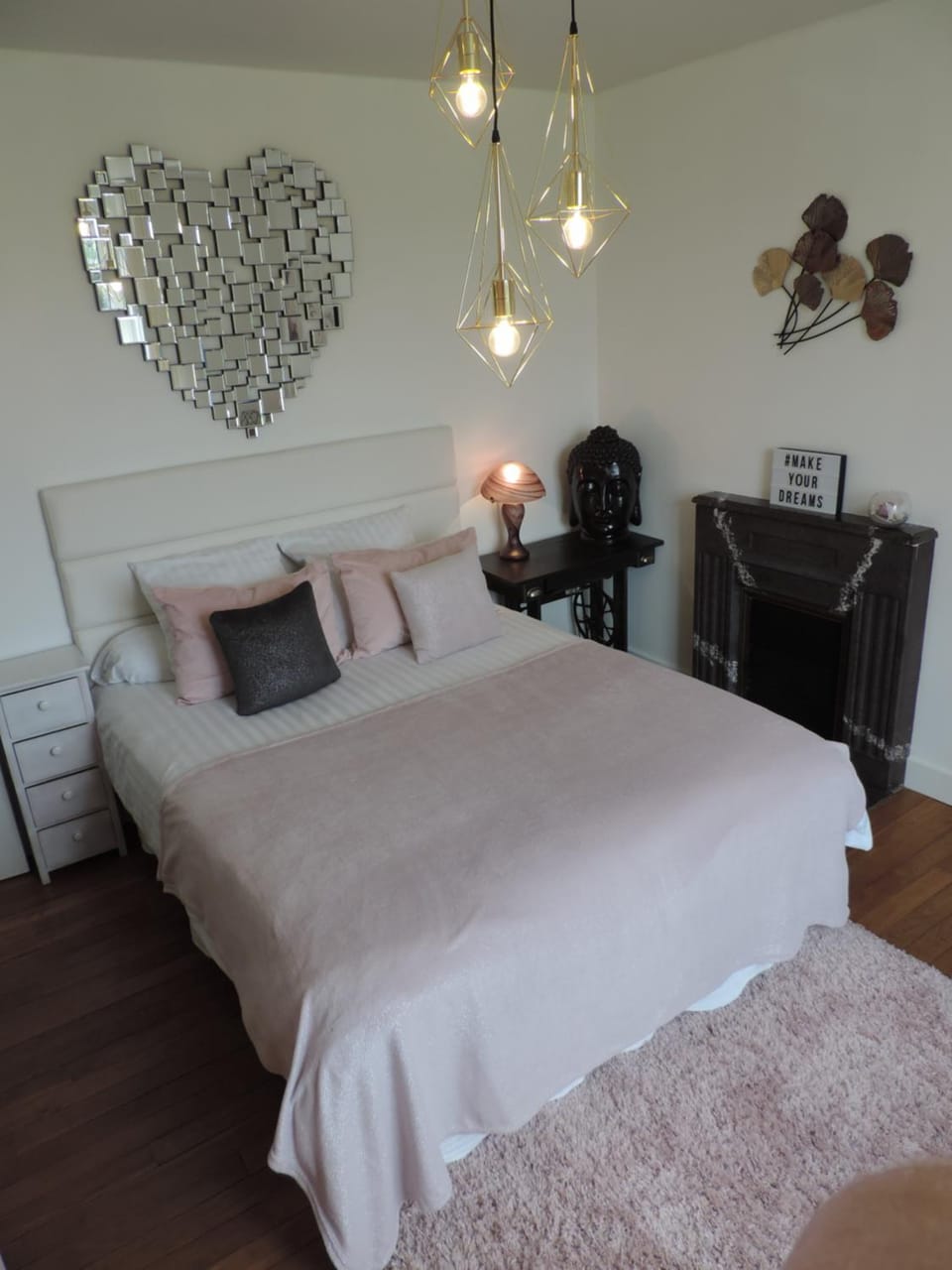 Bed, Photo of the whole room, Bedroom