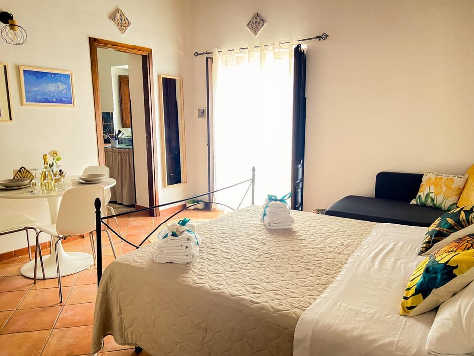 Photo of the whole room, Dining area, Bedroom, Lunch