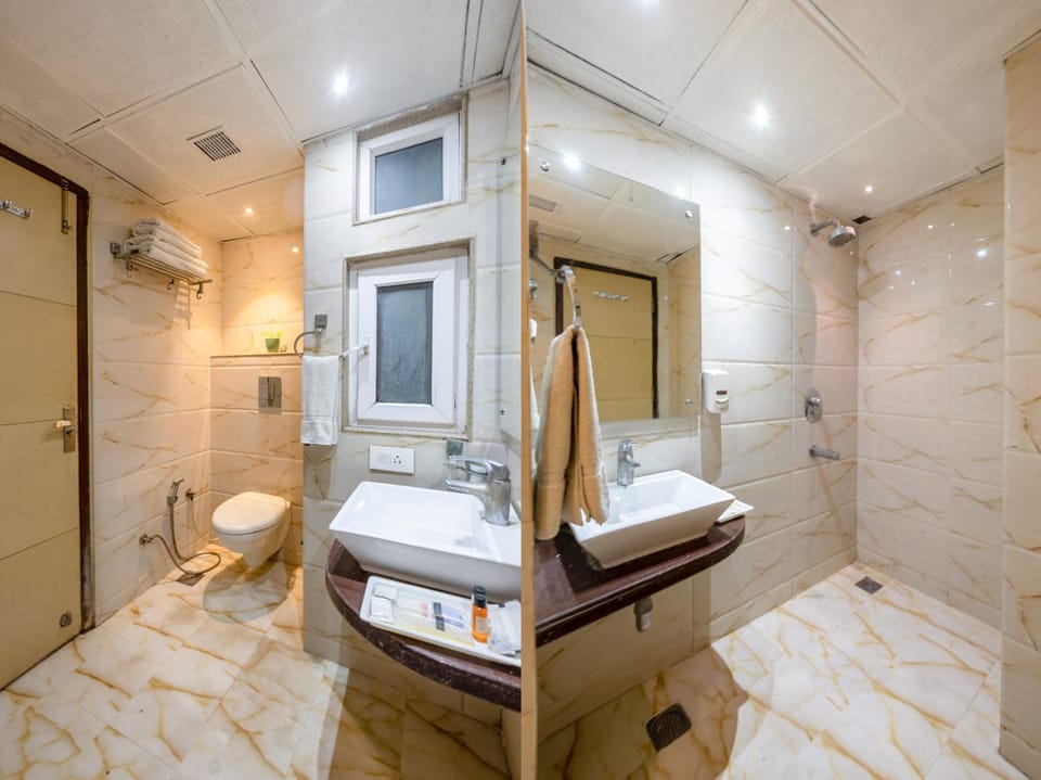 Toilet, Bathroom, towels
