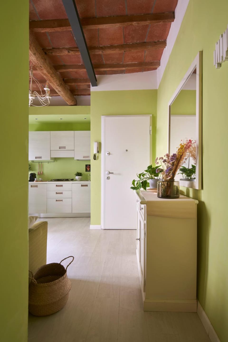 Photo of the whole room, kitchen
