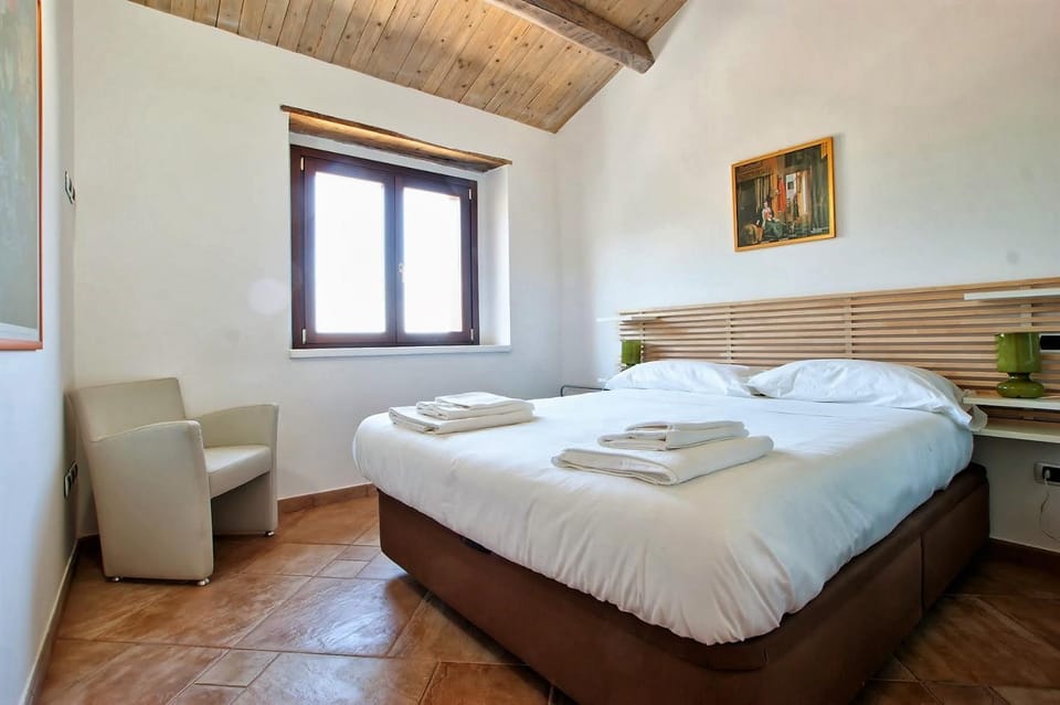Bed, Bedroom, towels