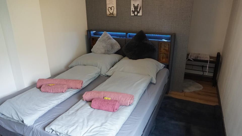 Bed, Bedroom, towels