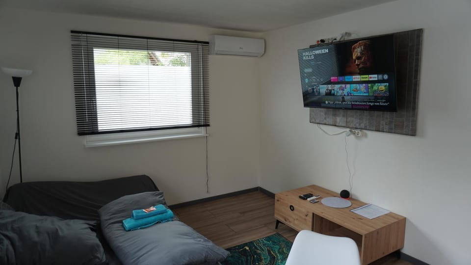 Communal lounge/ TV room, Living room, Seating area, Evening entertainment, air conditioner