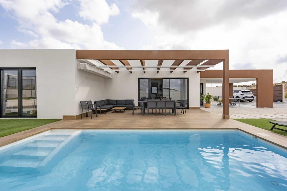 Property building, Day, Pool view, Swimming pool, Parking, sunbed