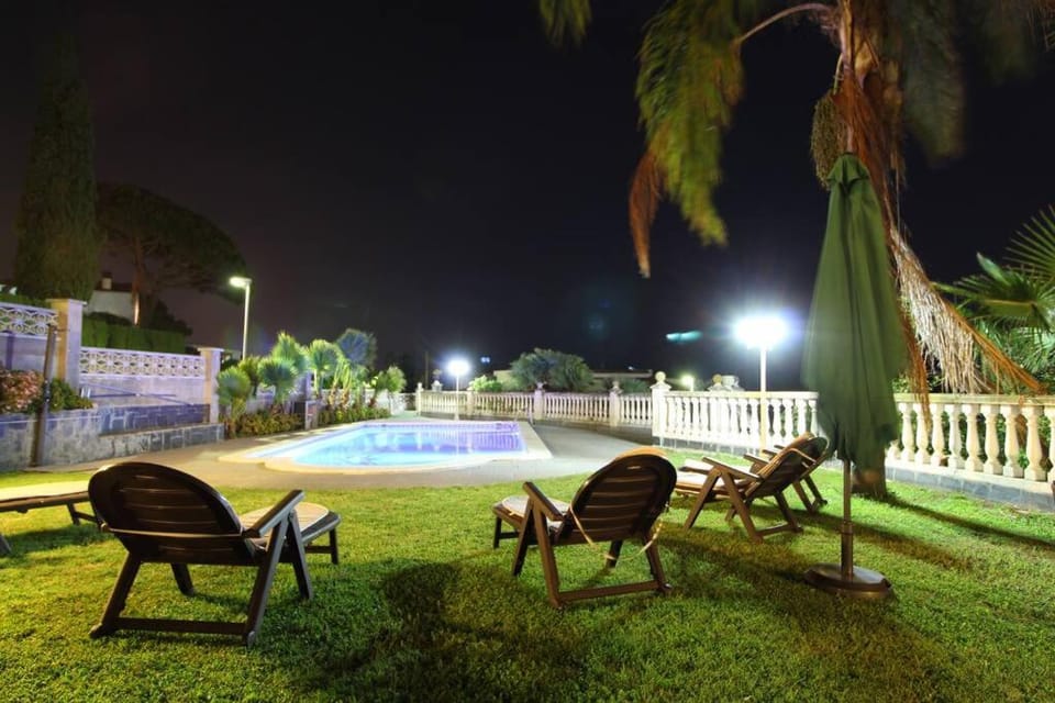 Night, Garden, Garden view, Pool view, Swimming pool, sunbed