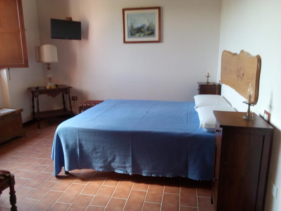 Bed, TV and multimedia, Photo of the whole room, Bedroom, hair dresser