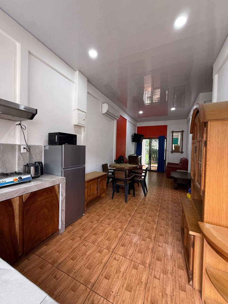 Kitchen or kitchenette, Living room, Seating area, Dining area, stove