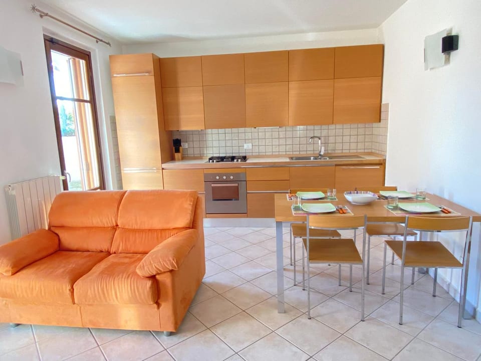 Kitchen or kitchenette, Living room, Seating area, Dining area