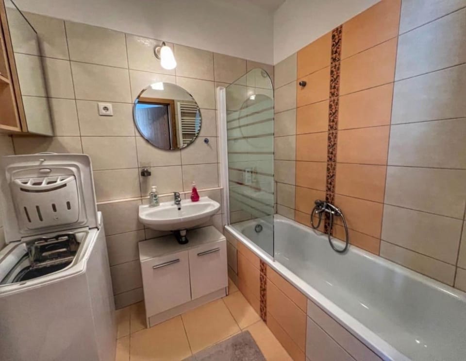 Bathroom, Bath, towels, washing machine