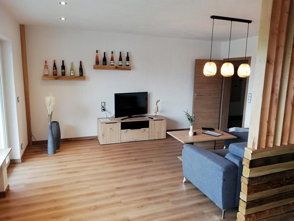 Communal lounge/ TV room, TV and multimedia, Living room, Seating area, Bedroom