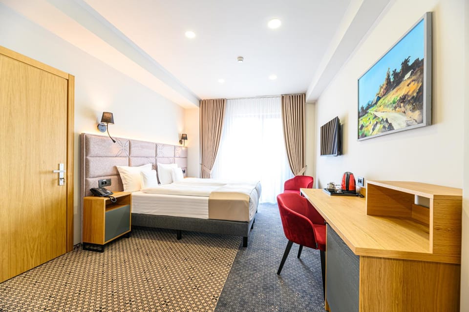 Bed, TV and multimedia, Living room, Photo of the whole room, Seating area, Bedroom, hair dresser