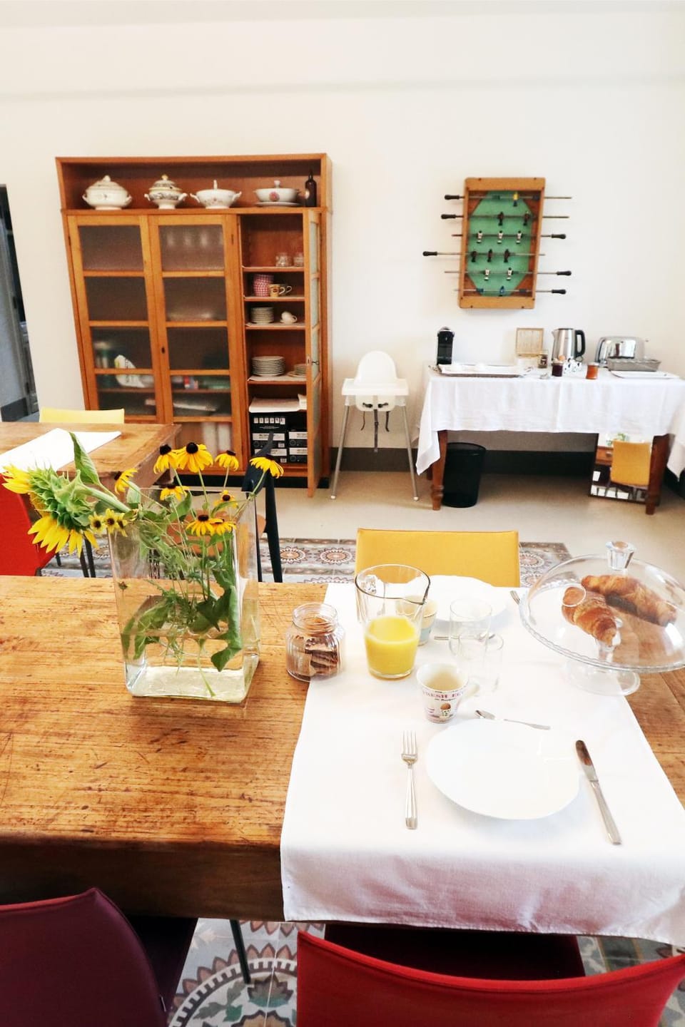 Living room, Food and drinks, Seating area, Food, Breakfast