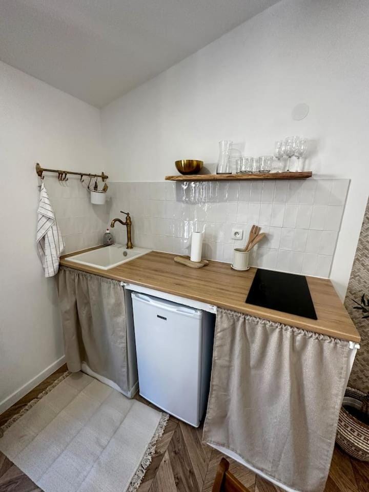 Kitchen or kitchenette, stove
