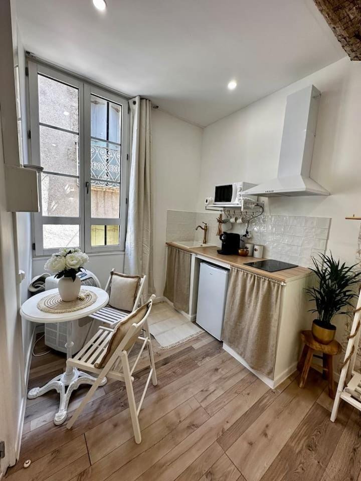 Coffee/tea facilities, Kitchen or kitchenette, Living room, Dining area, stove