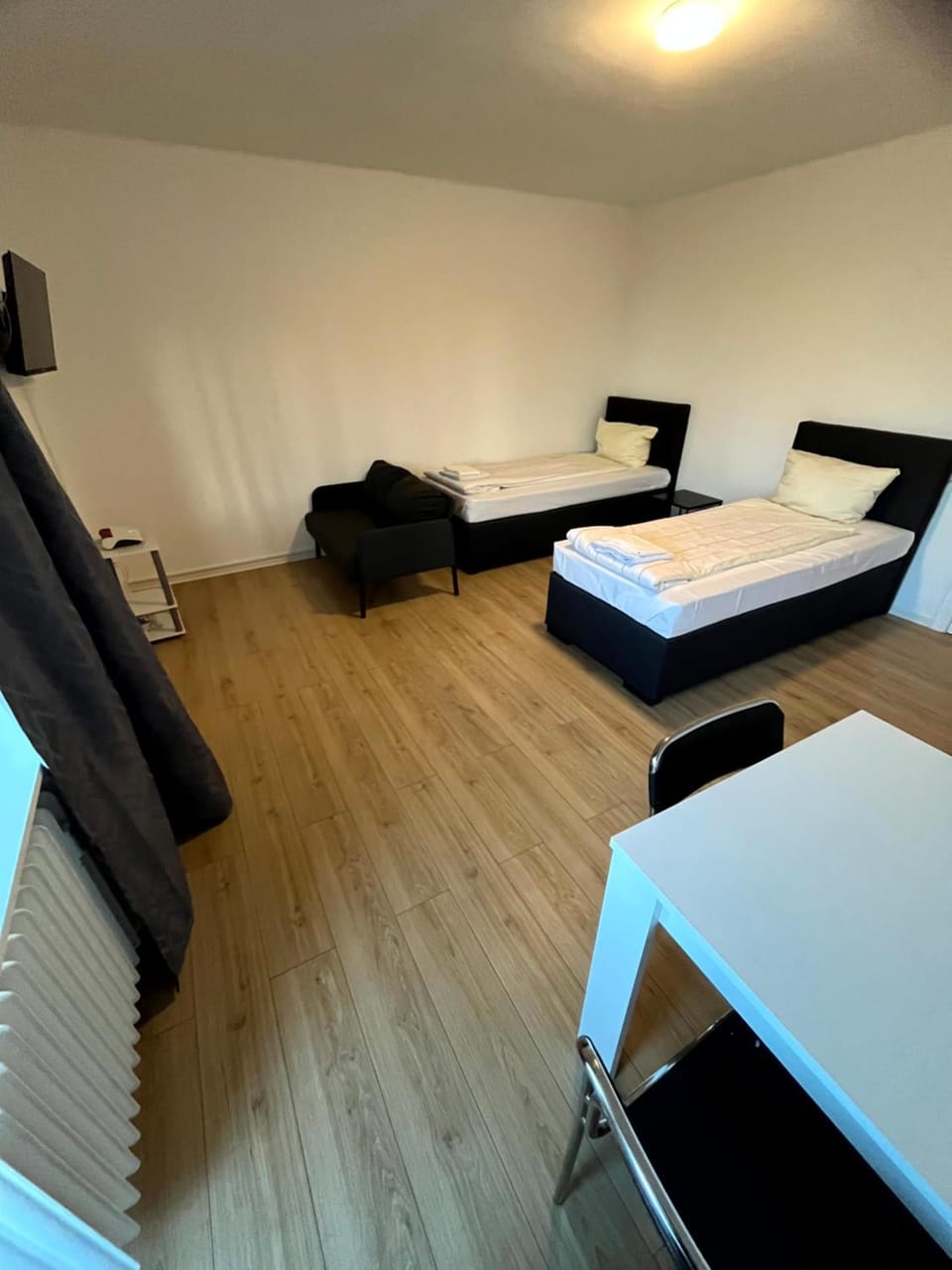 Bed, TV and multimedia, Bedroom