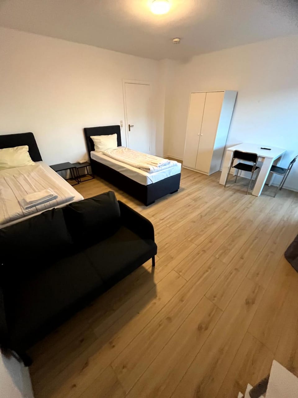 Bed, Seating area