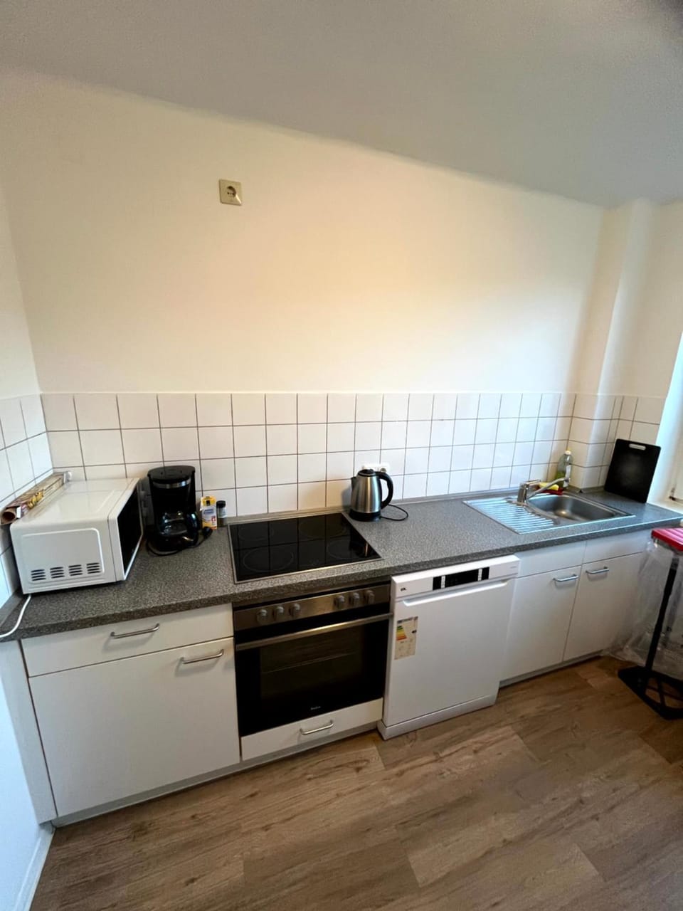 Coffee/tea facilities, Kitchen or kitchenette, dishwasher, stove