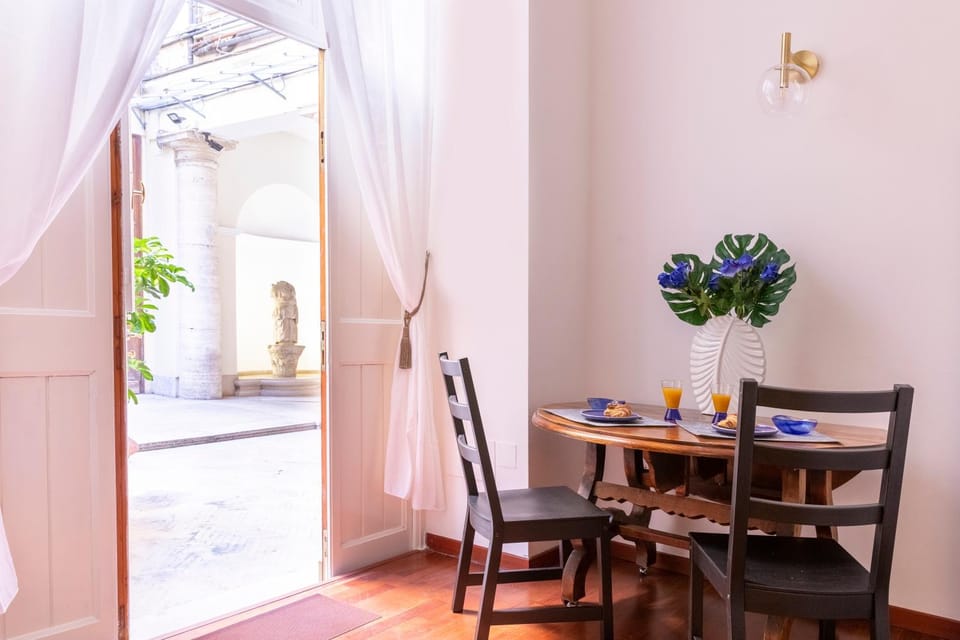 Seating area, Dining area