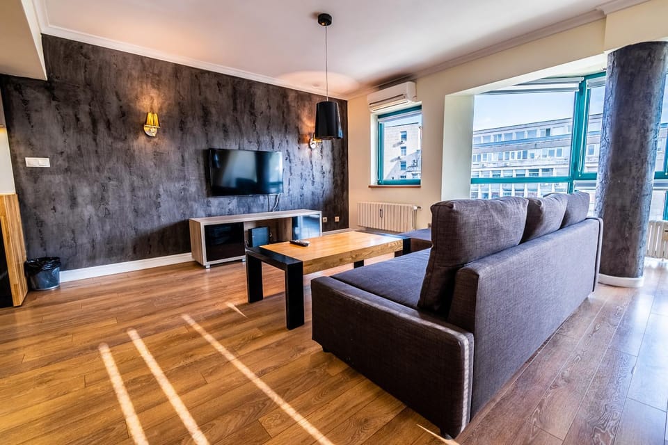 Communal lounge/ TV room, TV and multimedia, Living room, Seating area, Evening entertainment