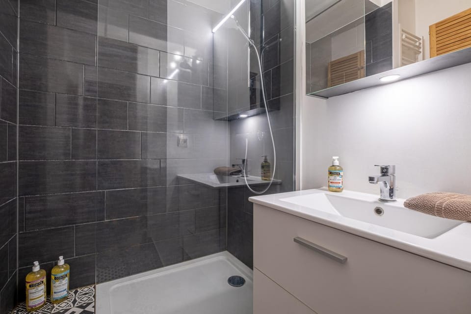 Shower, Bathroom, towels