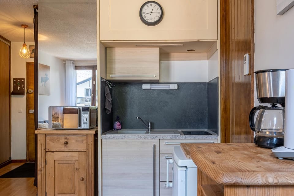 Coffee/tea facilities, Kitchen or kitchenette, minibar, stove