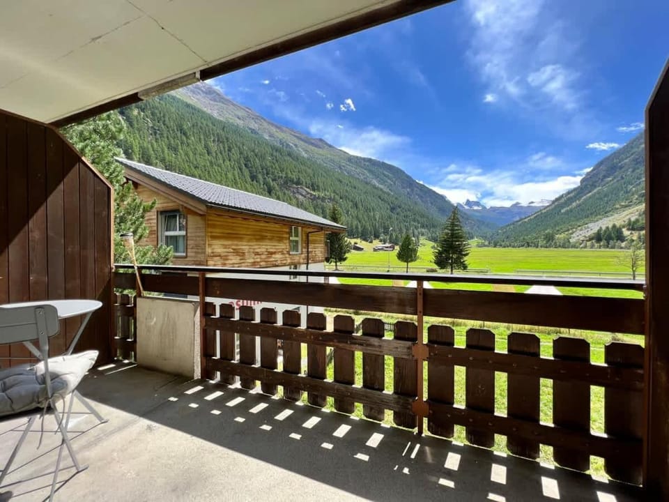 Pure Comfort! Entire Apartment with Abundant Space near Zermatt with parking! Apartment in Canton of Valais