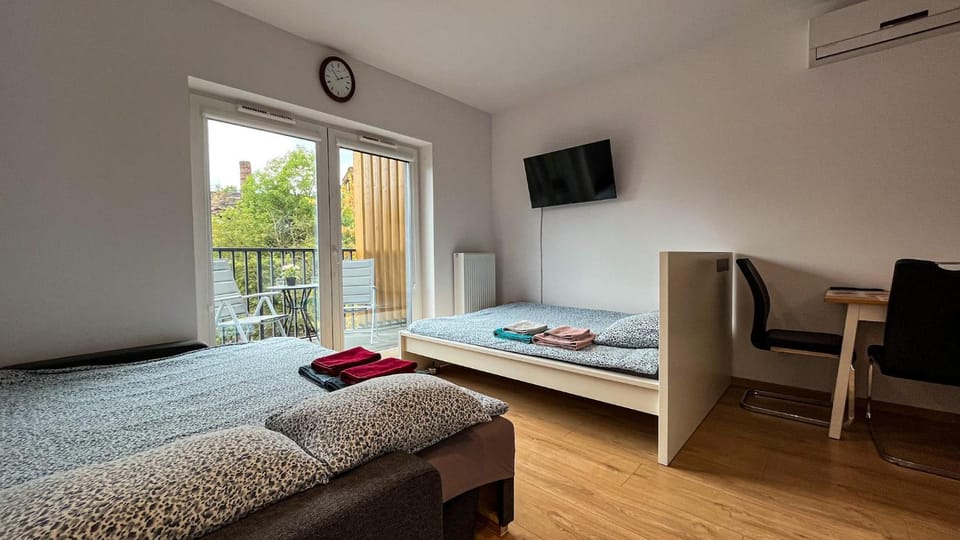 Bed, TV and multimedia, Living room, Photo of the whole room, Seating area, Bedroom, towels, air conditioner