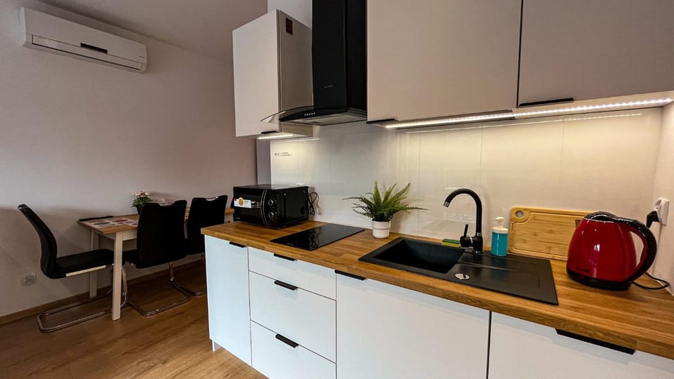 Coffee/tea facilities, Kitchen or kitchenette, Dining area, minibar, stove