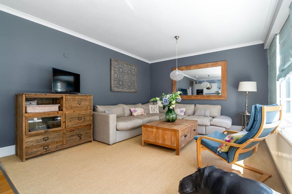 TV and multimedia, Living room, Seating area, Evening entertainment