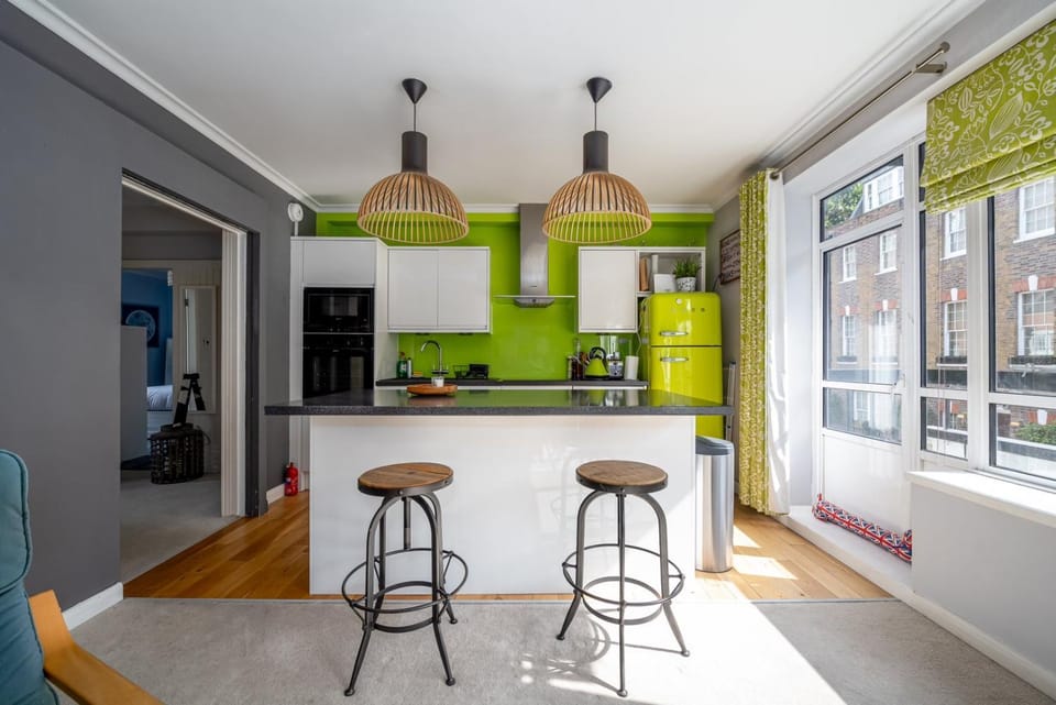 Kitchen or kitchenette, Living room, Seating area, Dining area, stove