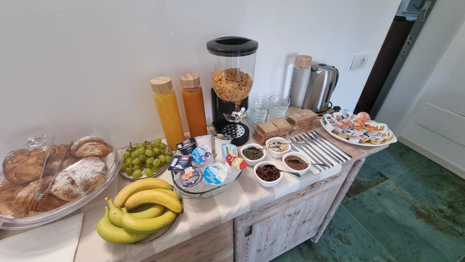 Food and drinks, Food, Breakfast, Continental breakfast, Buffet breakfast, Drinks