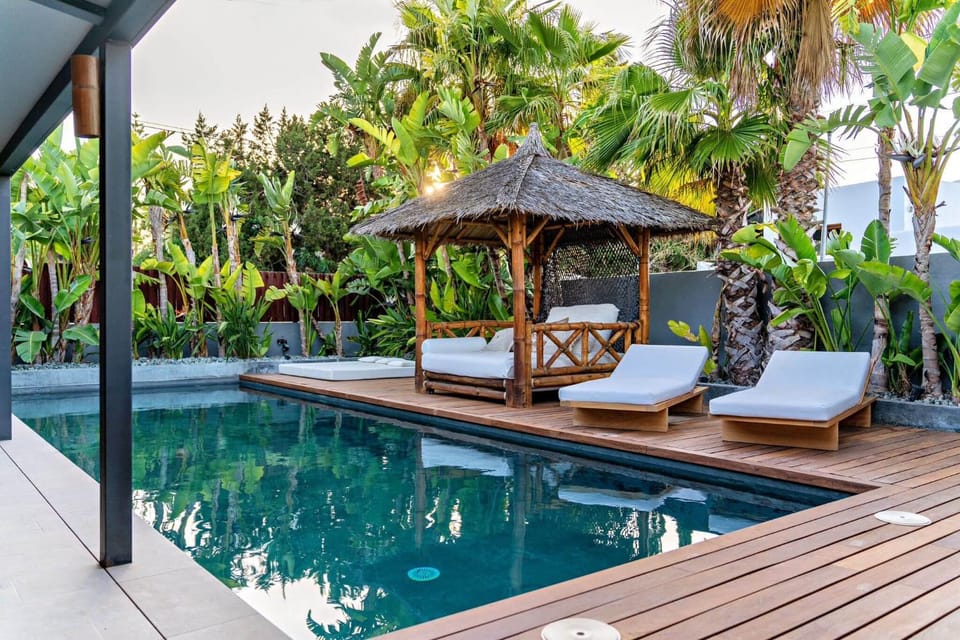 Swimming pool, sunbed